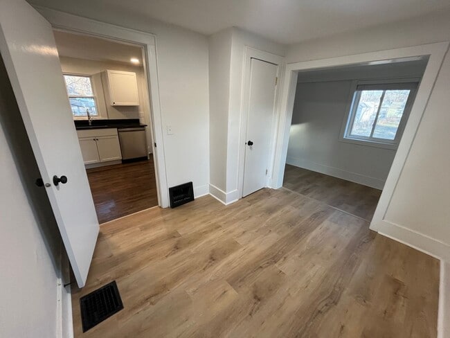 Building Photo - Fully Remodeled House!