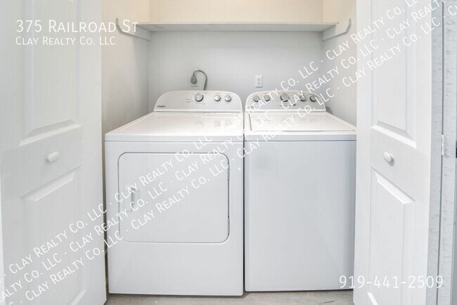 Building Photo - 375 Railroad St