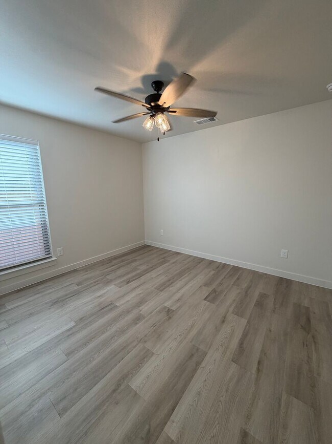 Building Photo - Harvest Neighborhood Beauty