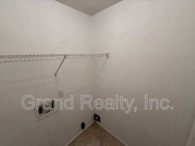 Building Photo - 1015 Peakview Dr