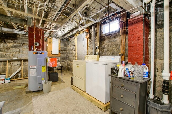 Building Photo - 19 Pine St