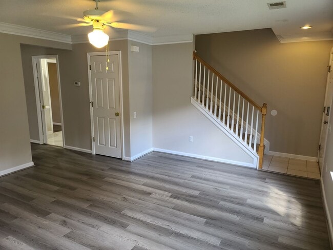 Building Photo - Freshly renovated and low maintenance