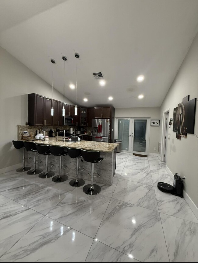 Building Photo - 1082 SW Bellevue Ave