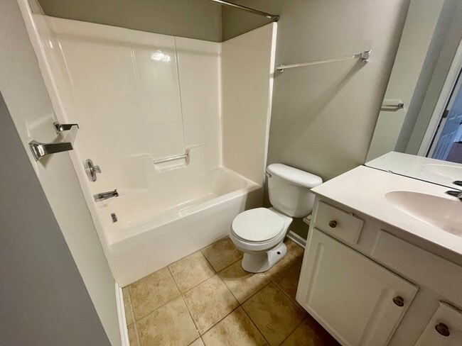 Building Photo - 2 Bedroom 2 Bath Condo Available Now in Ba...