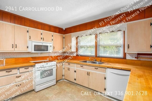Building Photo - Spacious 3 Bedroom - Call Leasing Agent Li...