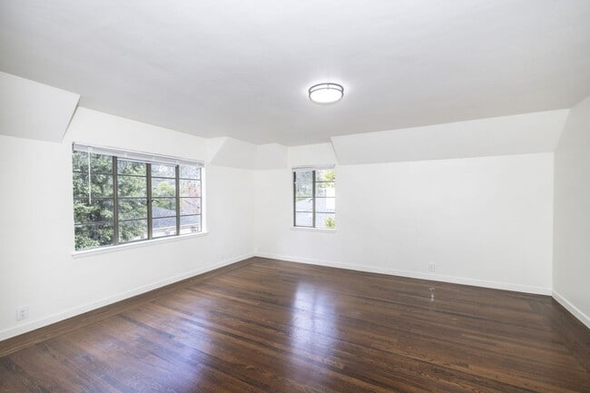 Building Photo - Stately Two Story Home w/ Serene Backyard in Crescent Park