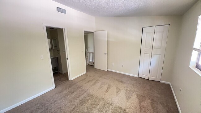 Building Photo - Newly renovated 2 bedroom Townhouse for Re...