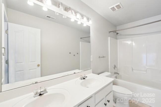 Building Photo - 14417 Laurel Tree Ln