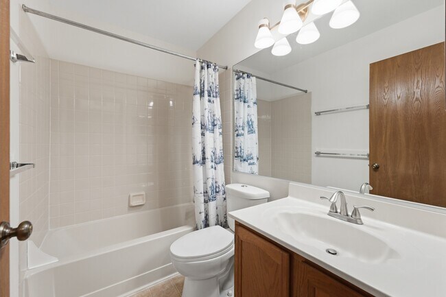 Building Photo - 1404 W Sapphire Dr