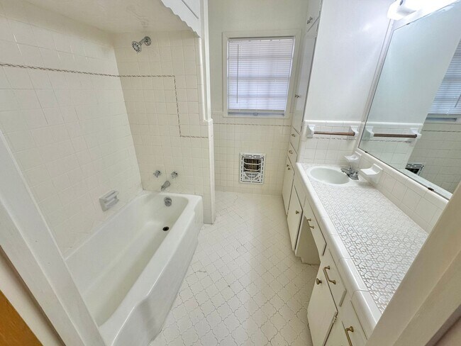 Building Photo - AVAAILABLE NOW !!