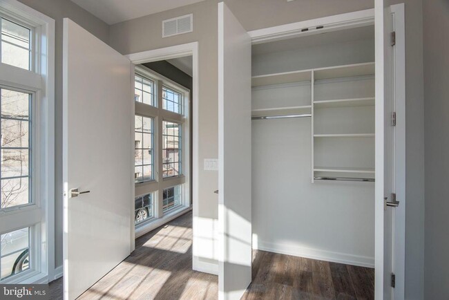 Building Photo - 1340 S 13th St