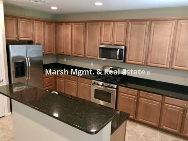Building Photo - Beautiful 5 bedroom home with tons of livi...
