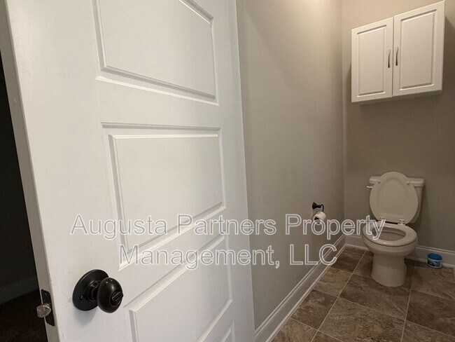 Building Photo - 1008 Swan Ct
