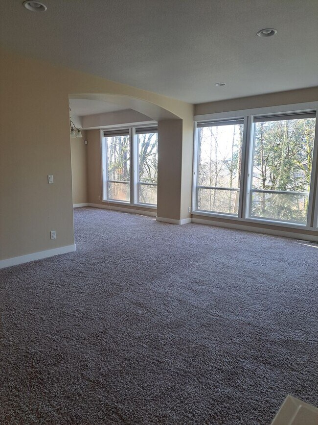 Building Photo - Secluded 5 bedroom Amazing Views Green Space