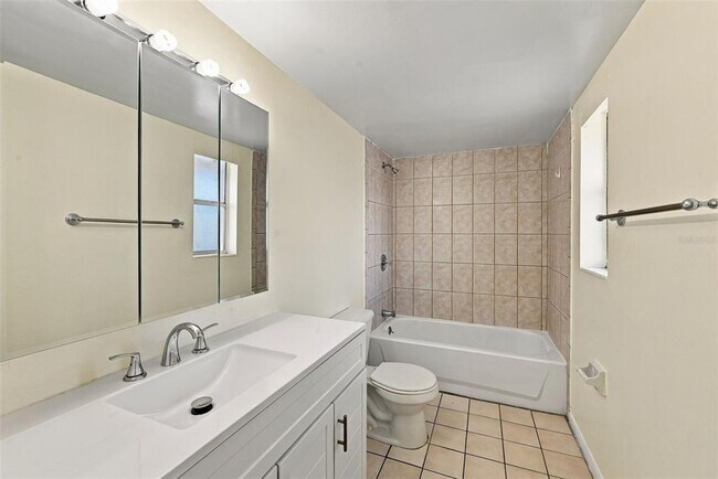 Building Photo - 905 W Oak Ridge Rd