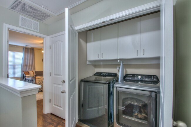 Building Photo - 1215 Riverbrook Dr