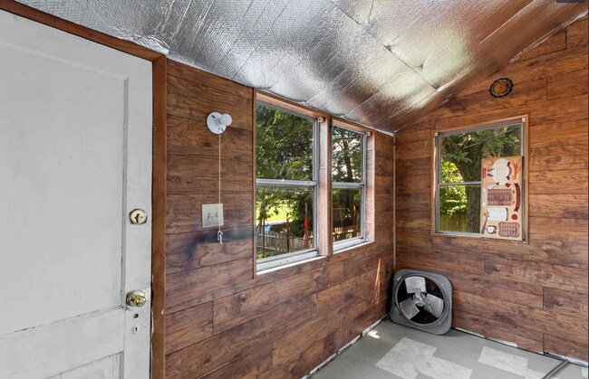 Building Photo - Amazing 2 Bedroom 1 Bathroom Home