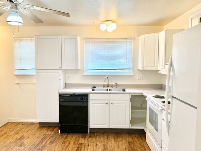 Building Photo - Spacious 3 Bedroom 2 Bath Ranch Style Home...