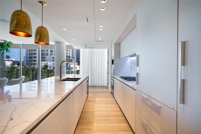 Building Photo - 1 Collins Ave