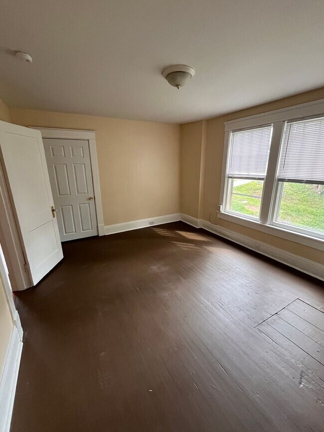 Building Photo - 3 Bedroom || 1.5 Bathroom Home