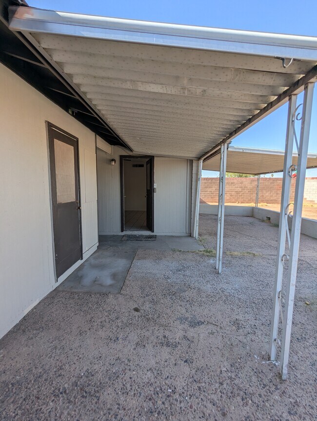 Building Photo - 563 N Santa Anna