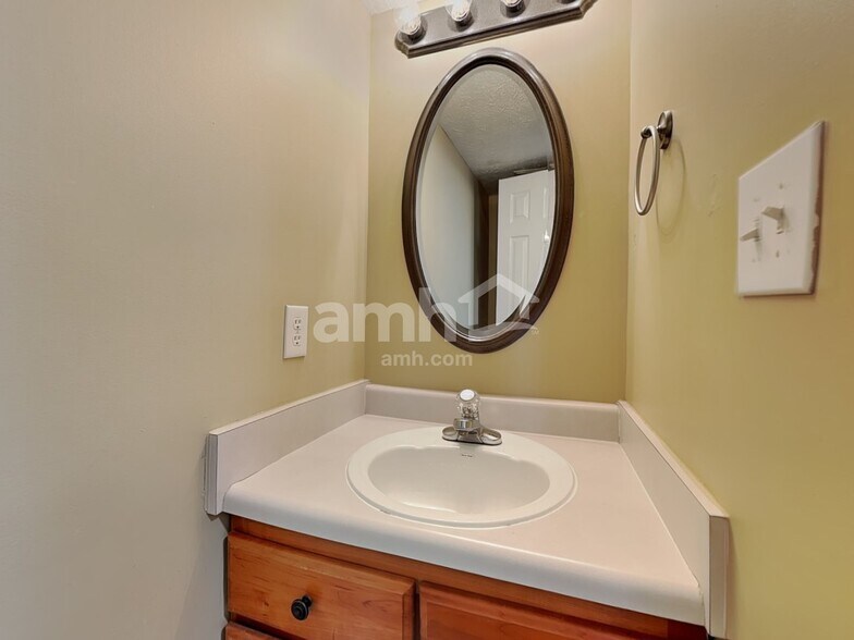 Building Photo - 6739 Dorchester Dr