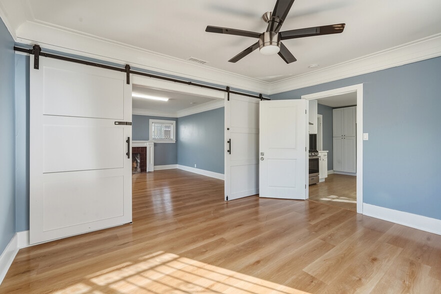 Building Photo - 1174 N Alexandria Ave