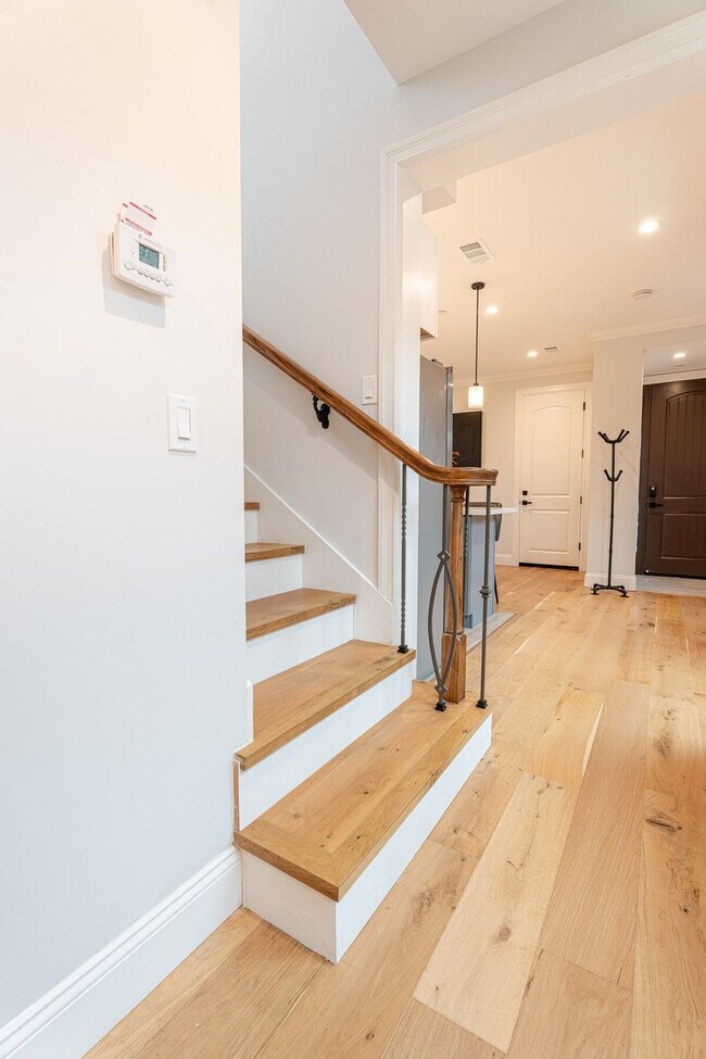 Building Photo - 661 Hampshire Ave