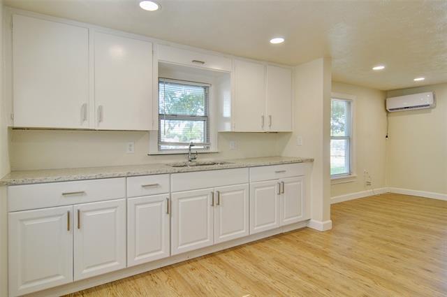 Building Photo - 300 Meadow Park Dr