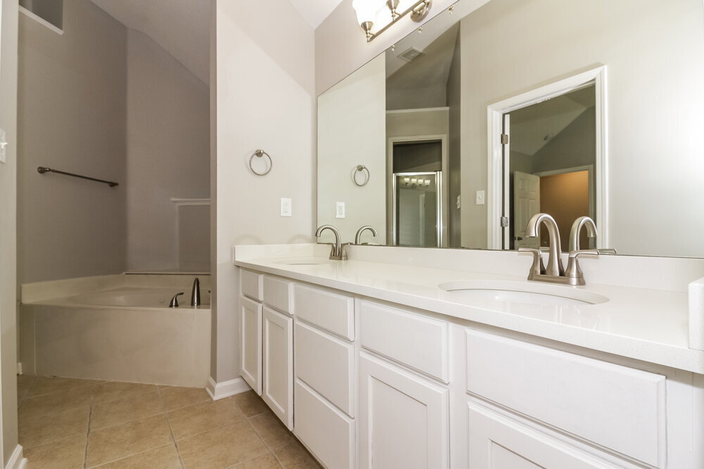 Building Photo - 8280 Dexter Ridge Cove E