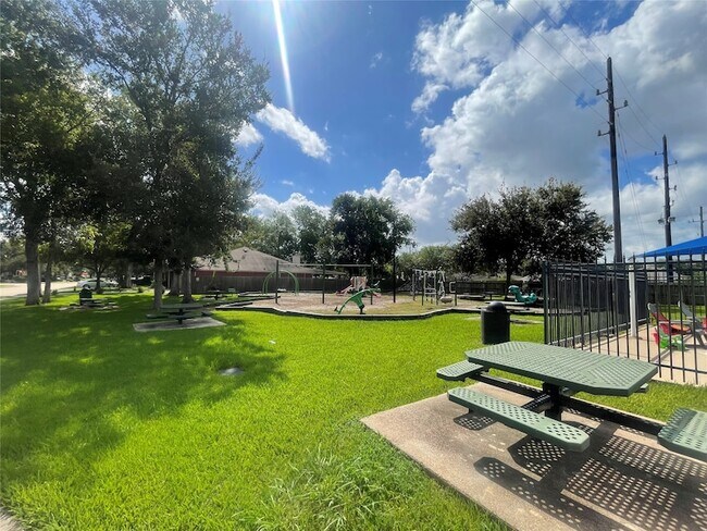 Building Photo - 17150 Summer Hollow Dr