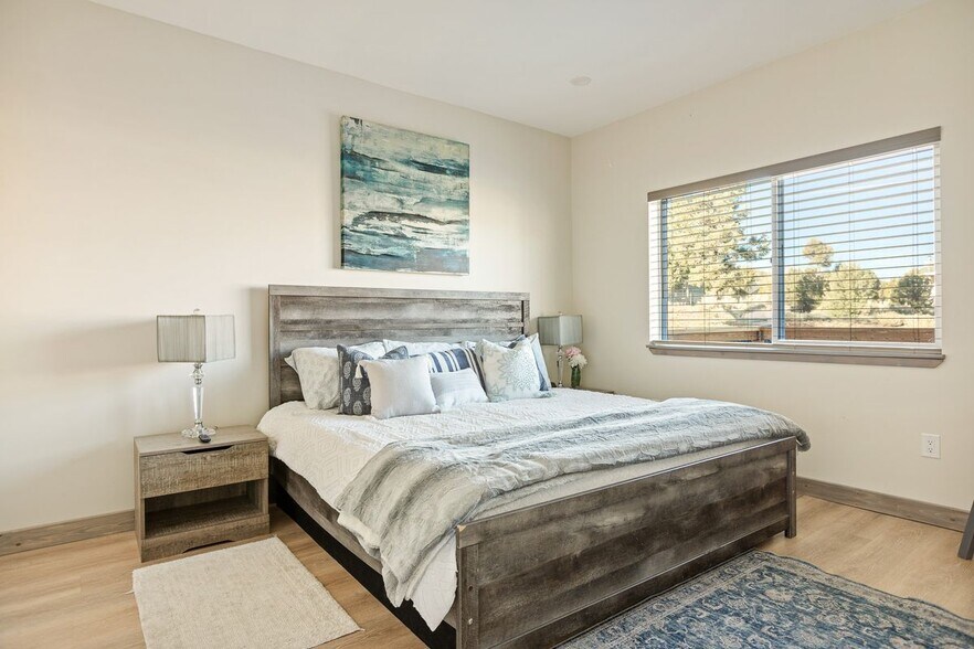 Building Photo - 1215 Valley View Dr