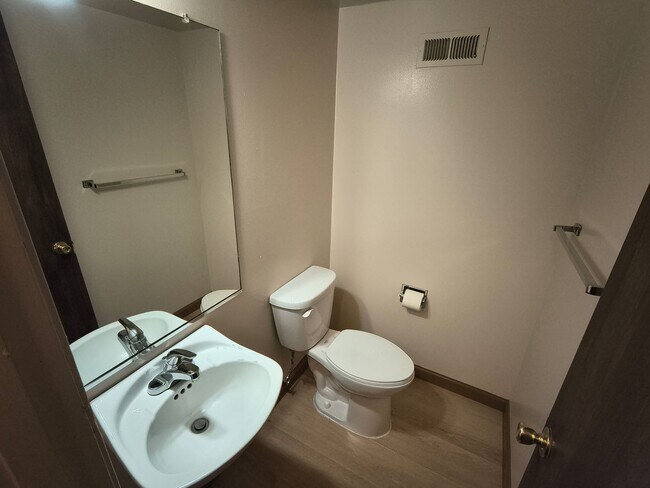 Building Photo - EBN T 22274 - 22278