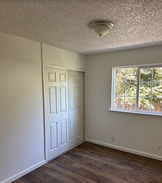 Building Photo - Cute single story home