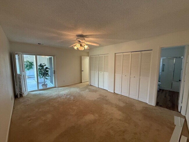 Building Photo - Spacious home right on the goldfcourse