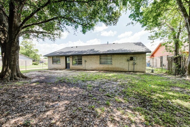 Building Photo - 2035 Deerhurst Ln