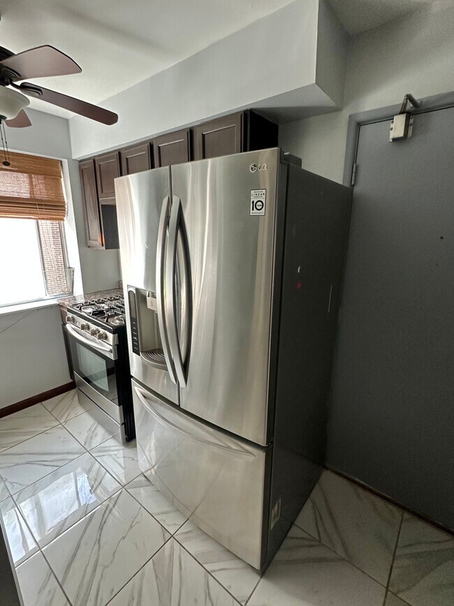 Building Photo - 7320 N Rogers Ave