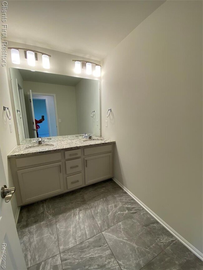 Building Photo - 22490 Woodbridge Ln