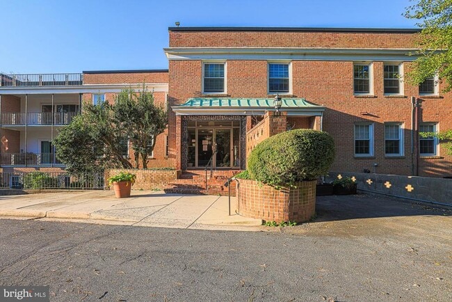 Building Photo - 3535 Chevy Chase Lake Dr