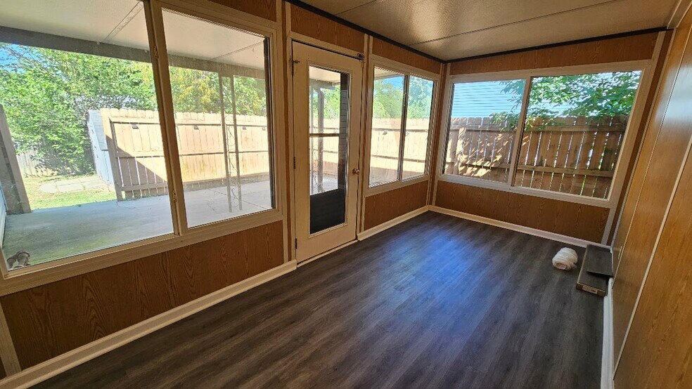 Four Season Room - 626 Woods Crossing Dr
