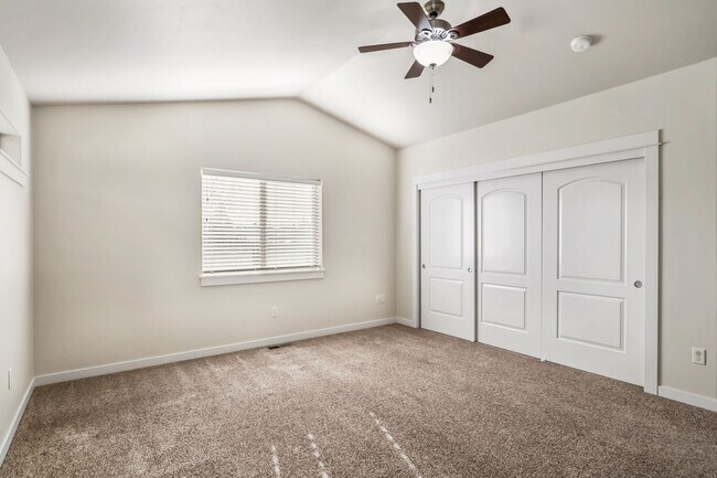 Building Photo - 4 Bedroom Home: Fenced Backyard & Great Location!