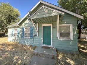 Building Photo - 2 Bedroom, 1 Bath Home on Corner Lot