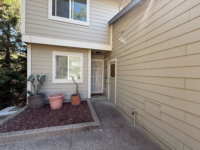 Building Photo - 3 Bed 2.5 Bath Available NOW!!! 2 Car Gara...