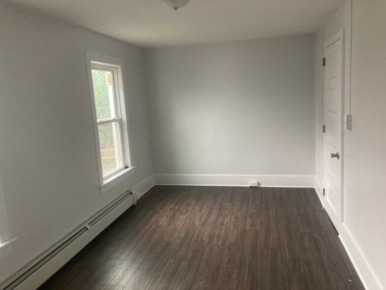 Large Master bedroom. - 35 Main St