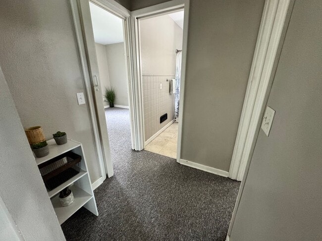 Building Photo - 2 bed, 1 bath home for rent in Hudson available IMMEDIATELY