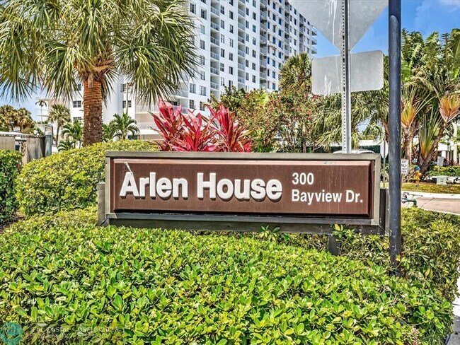 Building Photo - 300 Bayview Dr
