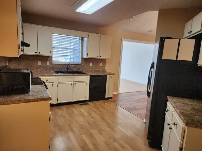 Building Photo - Maryville 37801- 3 bed 2.5 bath condo - call Tom Parry 865-607-3649