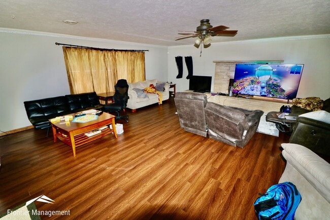 Building Photo - Beautiful 4 Bedroom Home Near Bill Snyder Stadium!