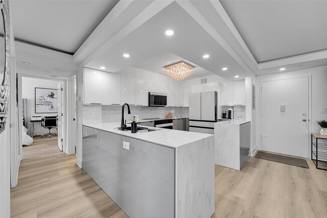 Building Photo - 405 N Ocean Blvd