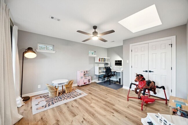 Building Photo - 7018 Blackwood Dr